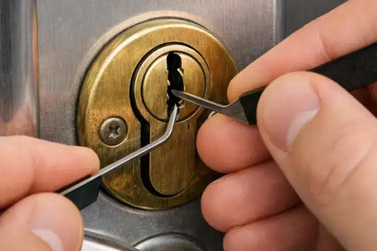 crocheter une serrure